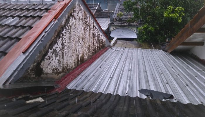 roof in the heavy rain