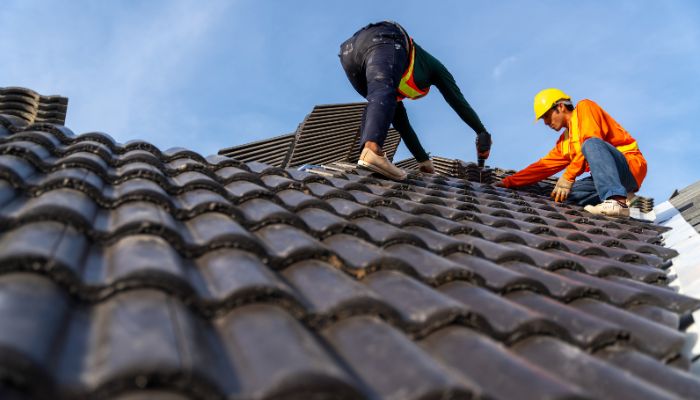 2 workers preparing roof to clean