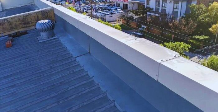 Parapet roof house with ventilation