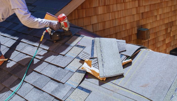 Man preparing roof 